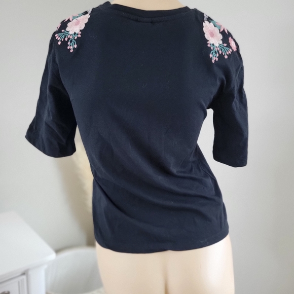 Embroidered floral tshirt. - Picture 7 of 8